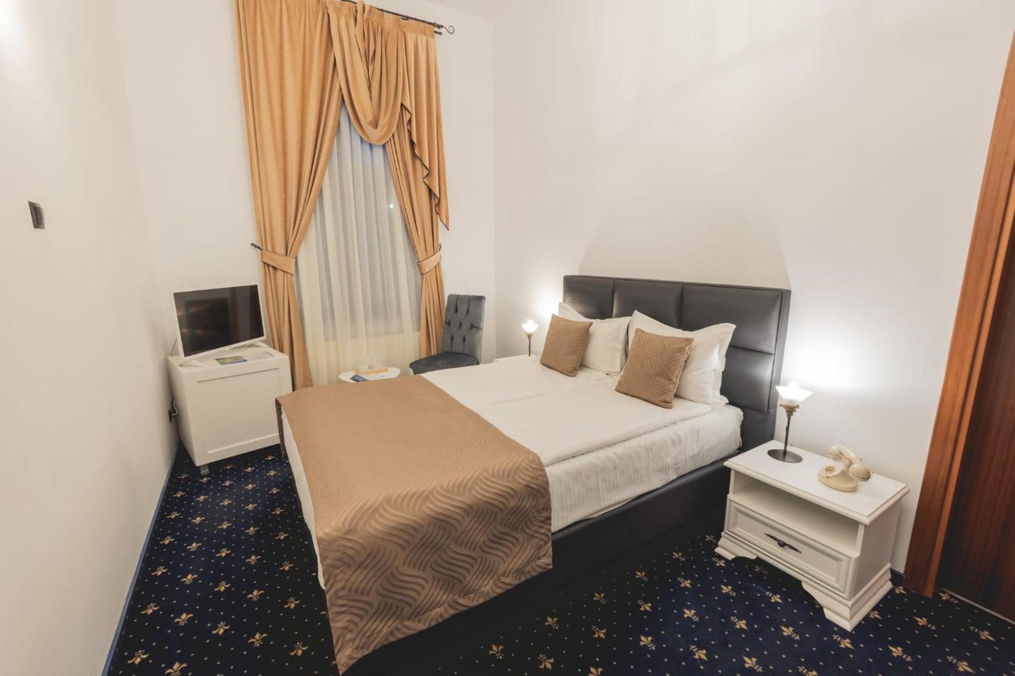 Hotel Carol - Vatra Dornei Dış mekan fotoğraf