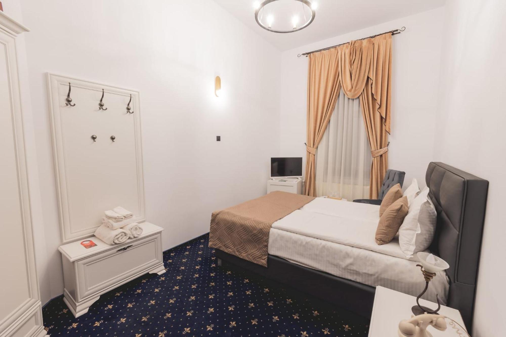 Hotel Carol - Vatra Dornei Dış mekan fotoğraf
