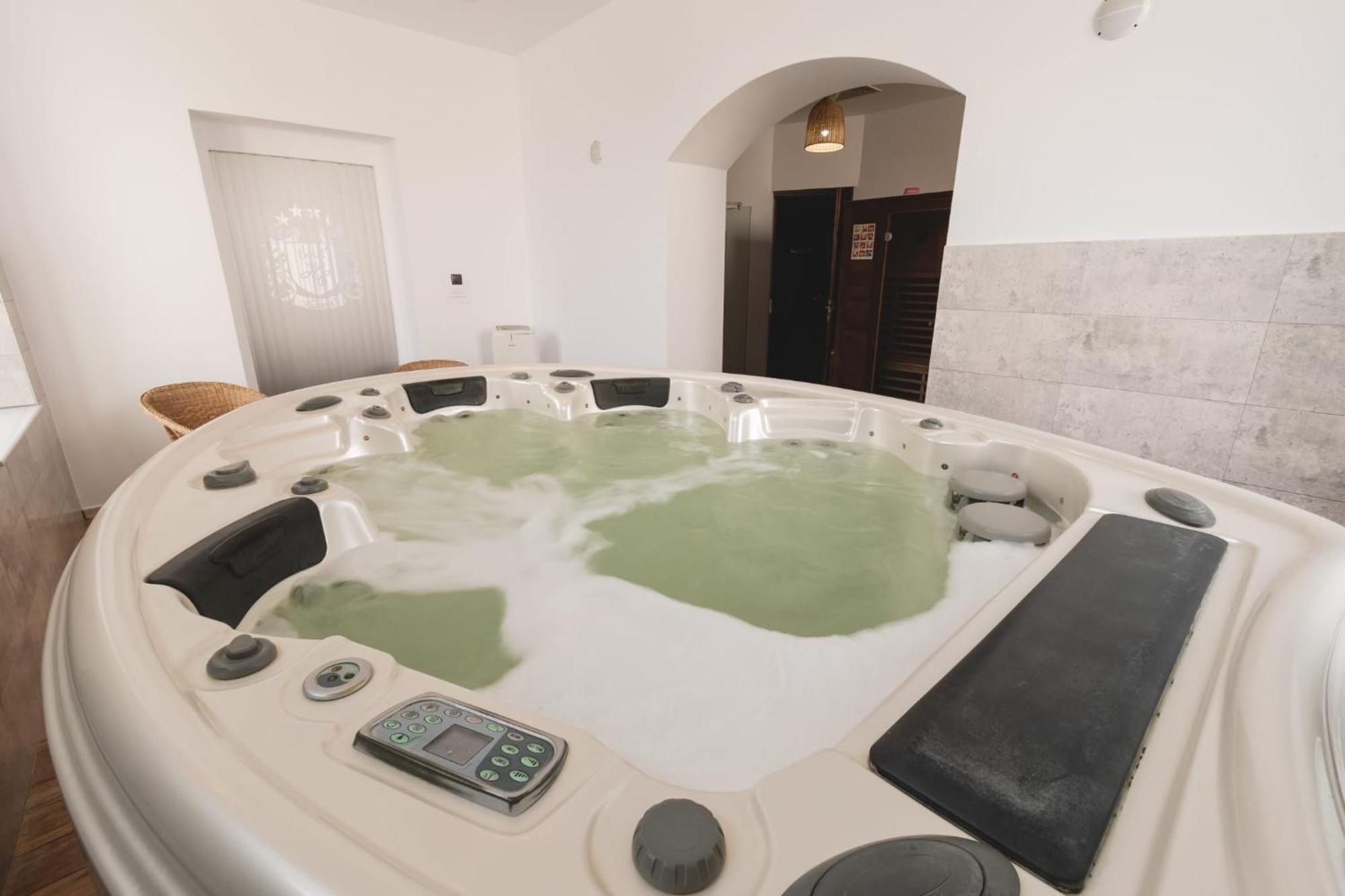 Hotel Carol - Vatra Dornei Dış mekan fotoğraf