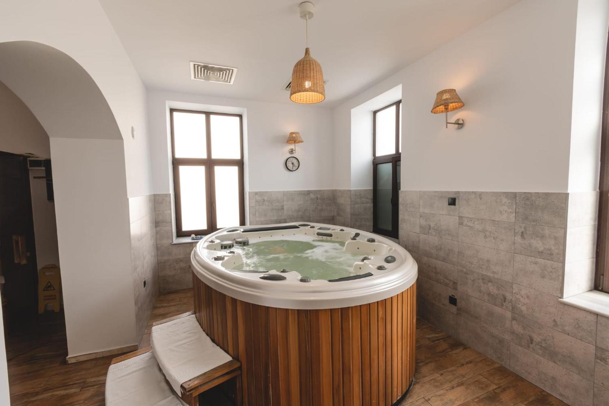 Hotel Carol - Vatra Dornei Dış mekan fotoğraf