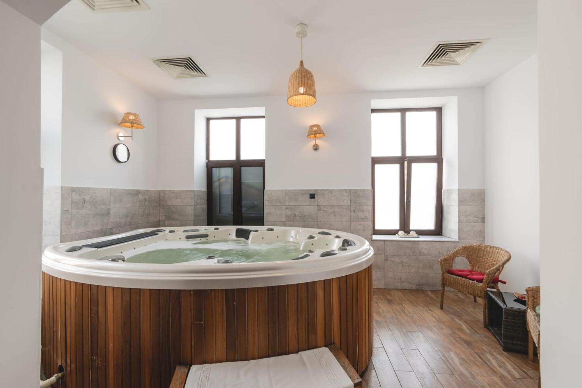 Hotel Carol - Vatra Dornei Dış mekan fotoğraf